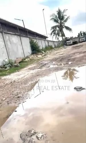 Yard Inauzwa Buguruni Mandela Road