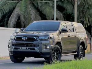 Toyota Hilux 2024 Gray