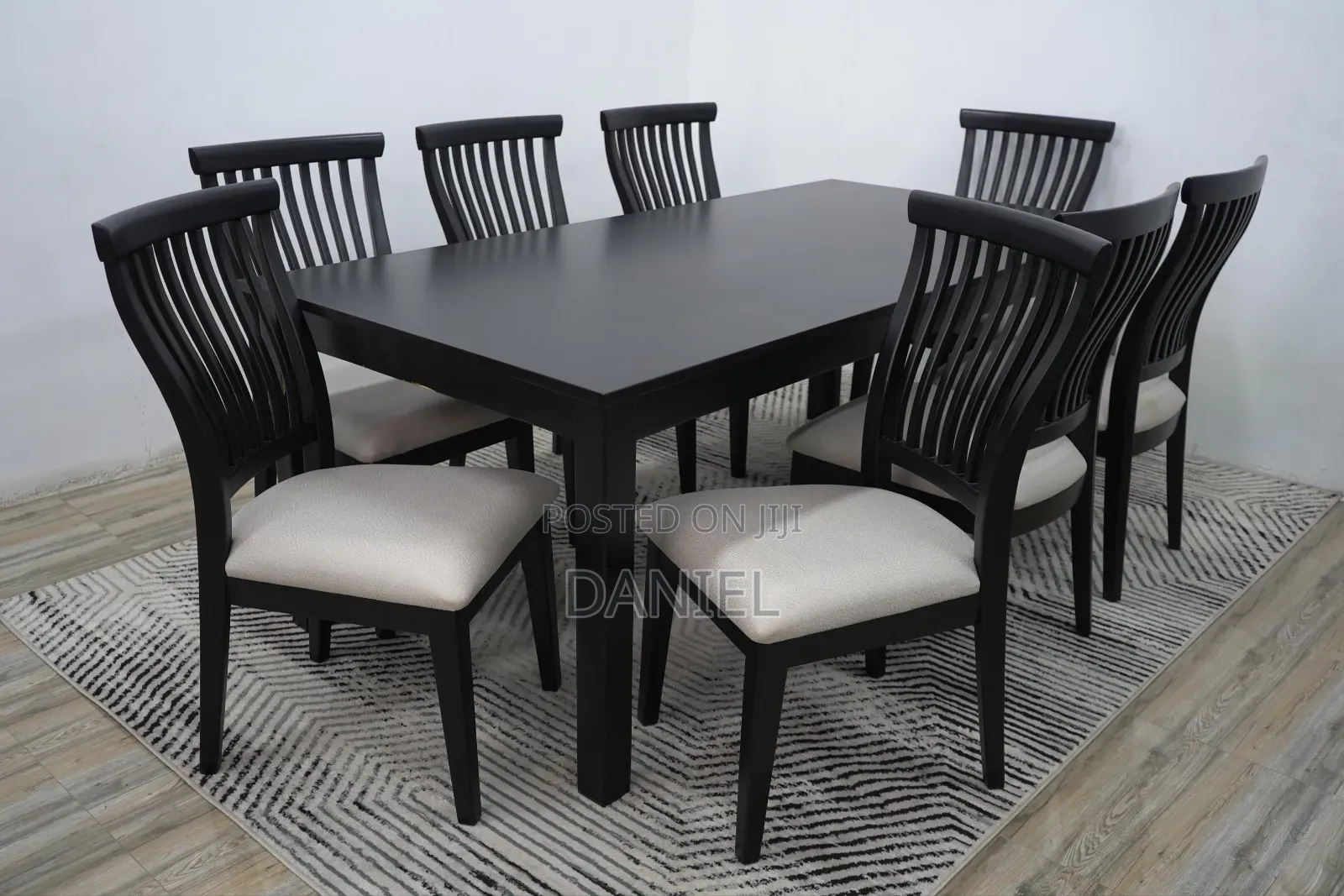 Dining Table Ya Watu 8 Rangi Nyeusi