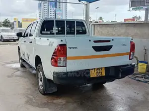 Toyota Hilux 2016 White