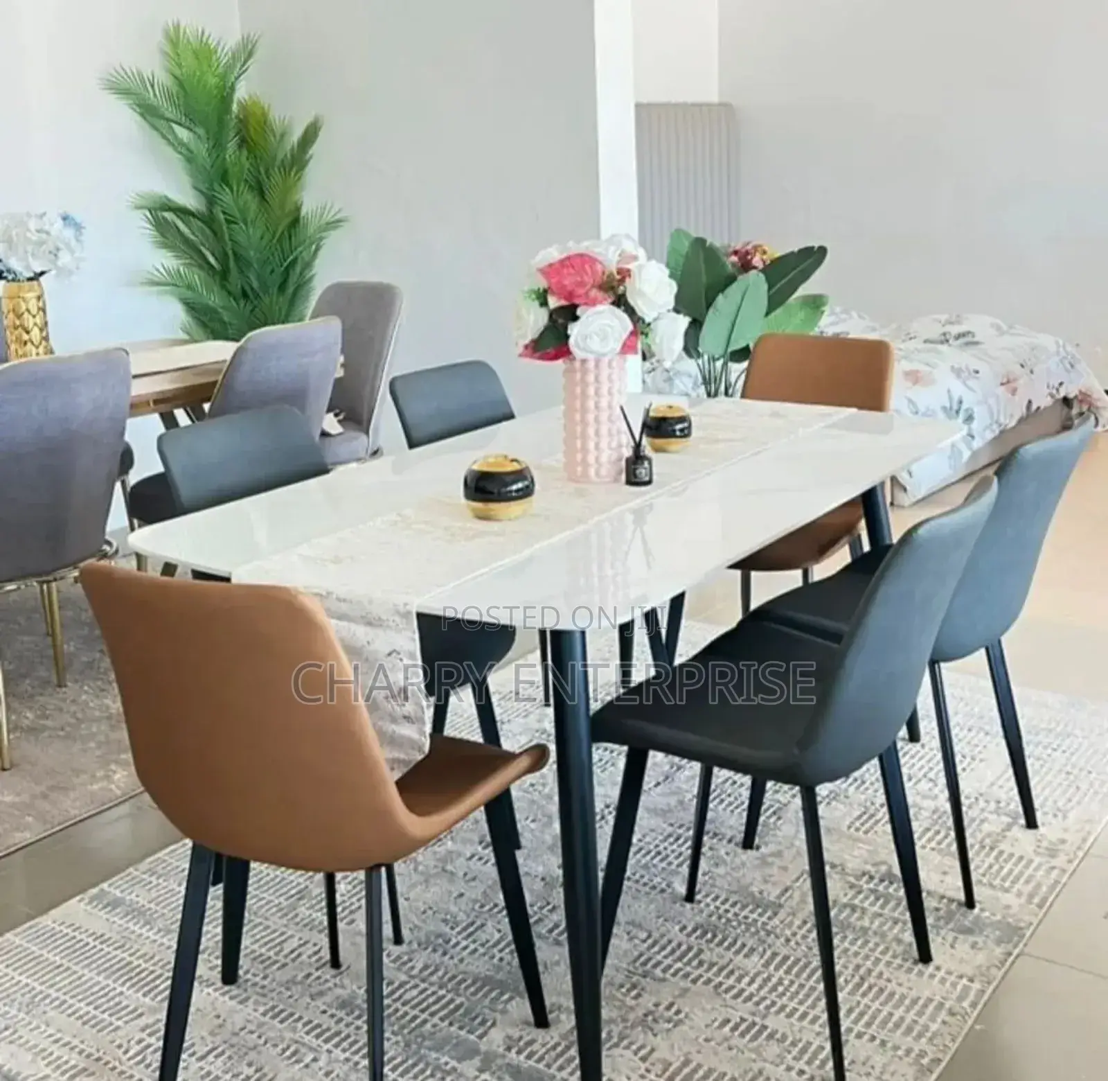 Dining Table or Restaurant Table Meza Nzuri Pamoja Na Viti