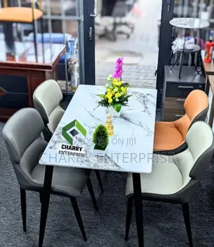 Dining Table/ Restaurant Table Comfortable Relaxing Chairs