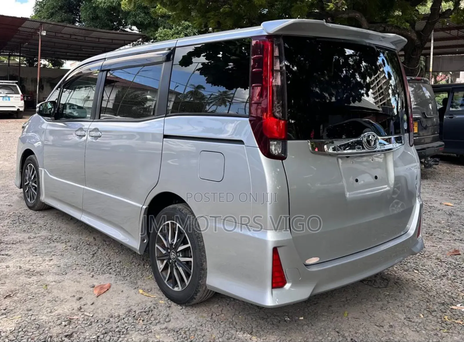 Toyota Noah 2014 Silver