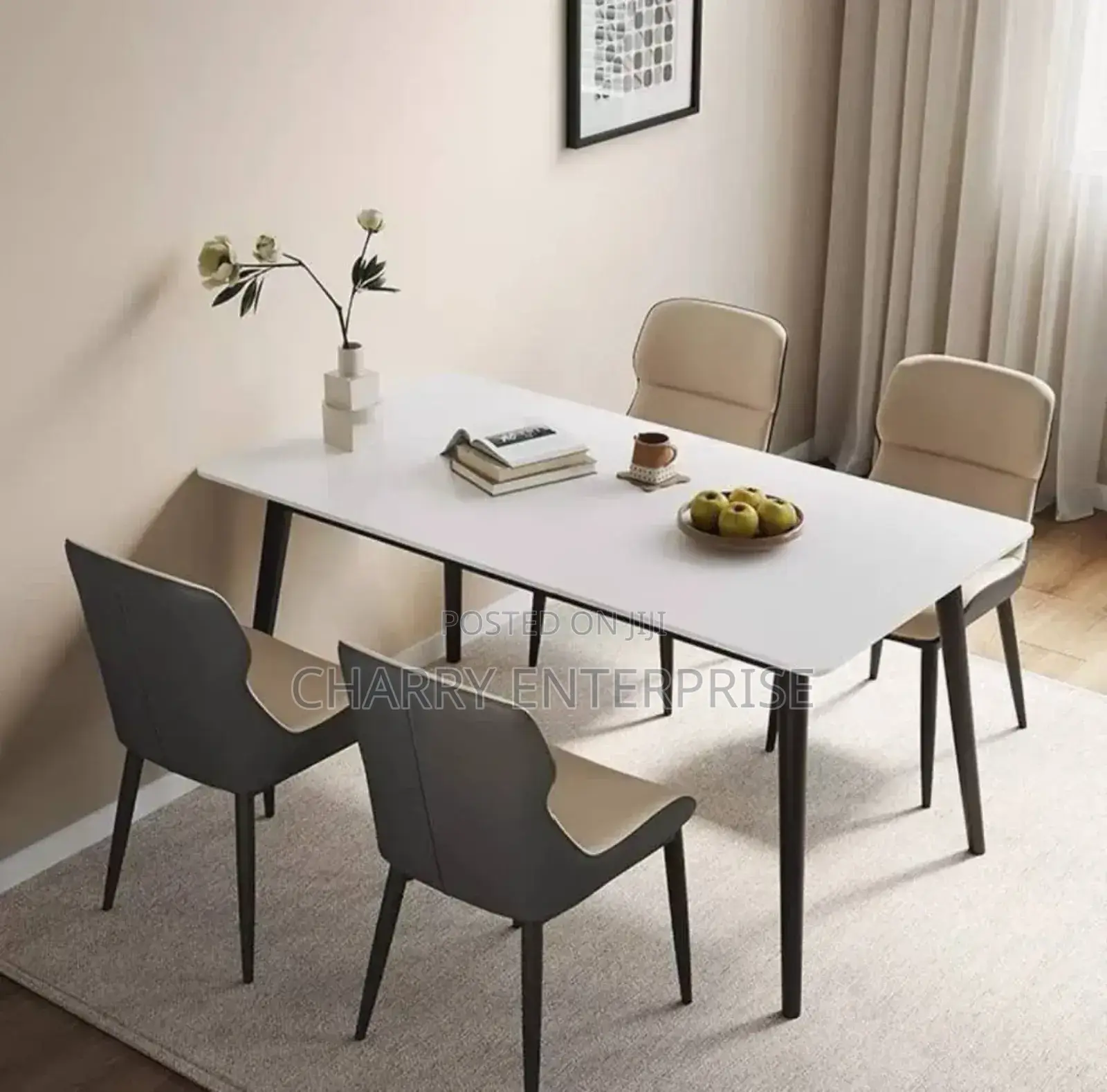 Dining Table/ Restaurant Table Comfortable Relaxing Chairs