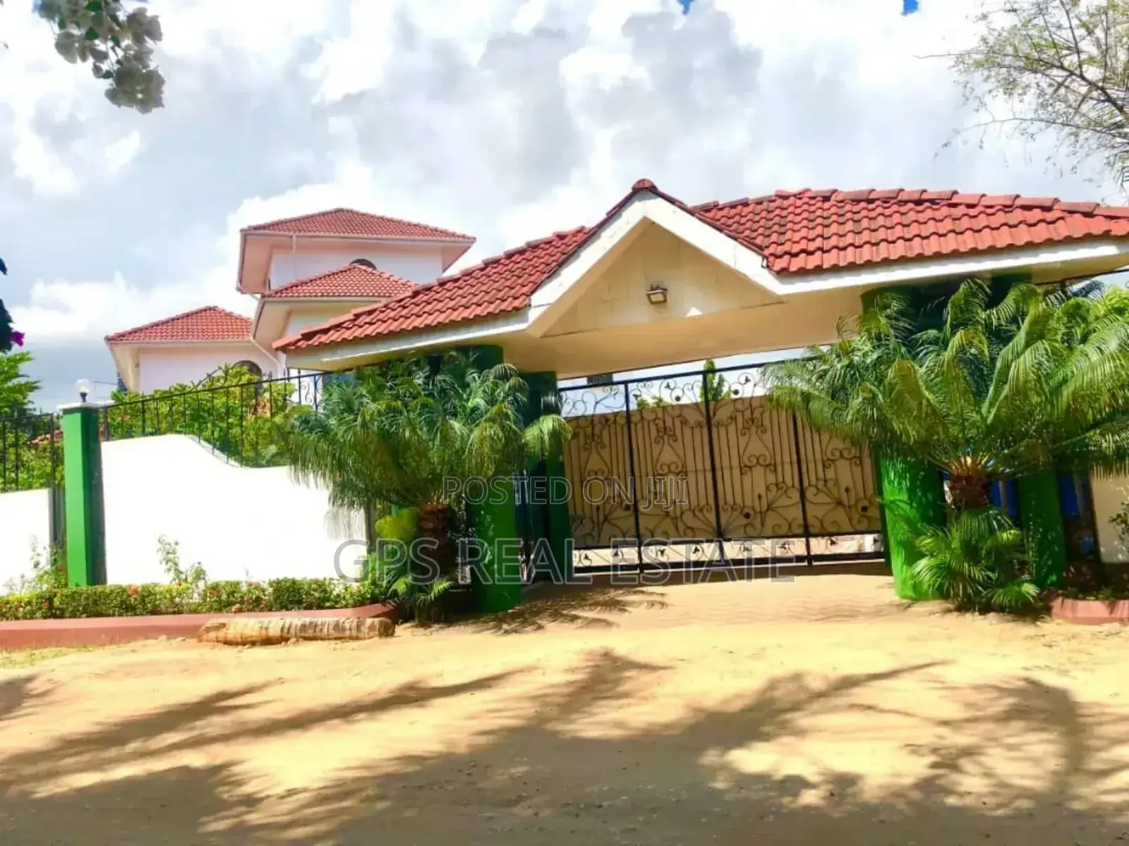 6bdrm Maisonette in Kunduchi, Kinondoni for sale