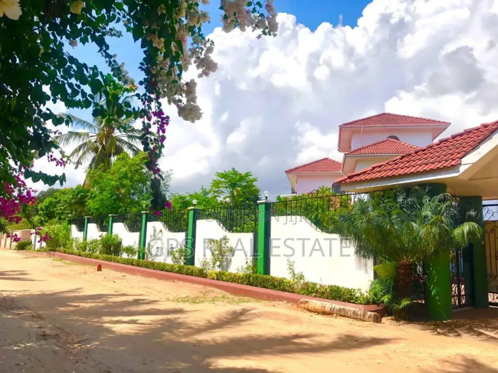6bdrm Maisonette in Kunduchi, Kinondoni for sale