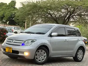 Toyota IST 2004 Silver