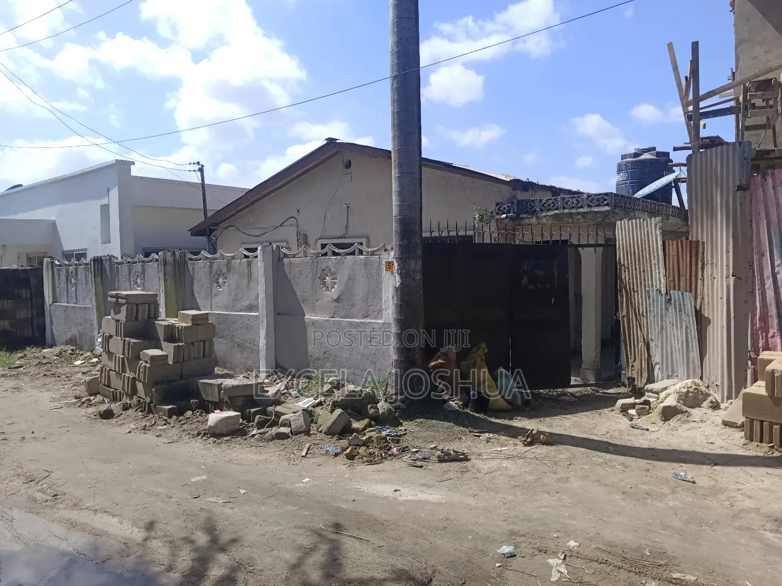 Eneo Lina Nyumba Ya Kuvunja Linauzwa Sinza Madukani