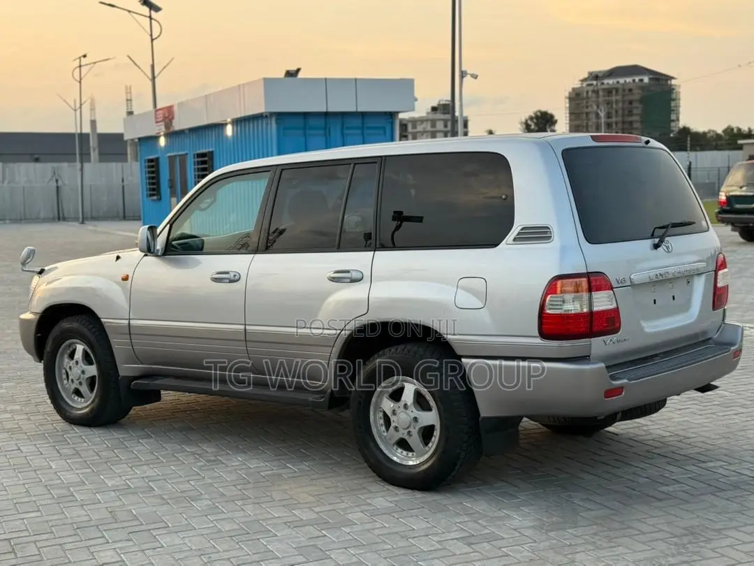 Toyota Land Cruiser HDJ 100 2005 Silver