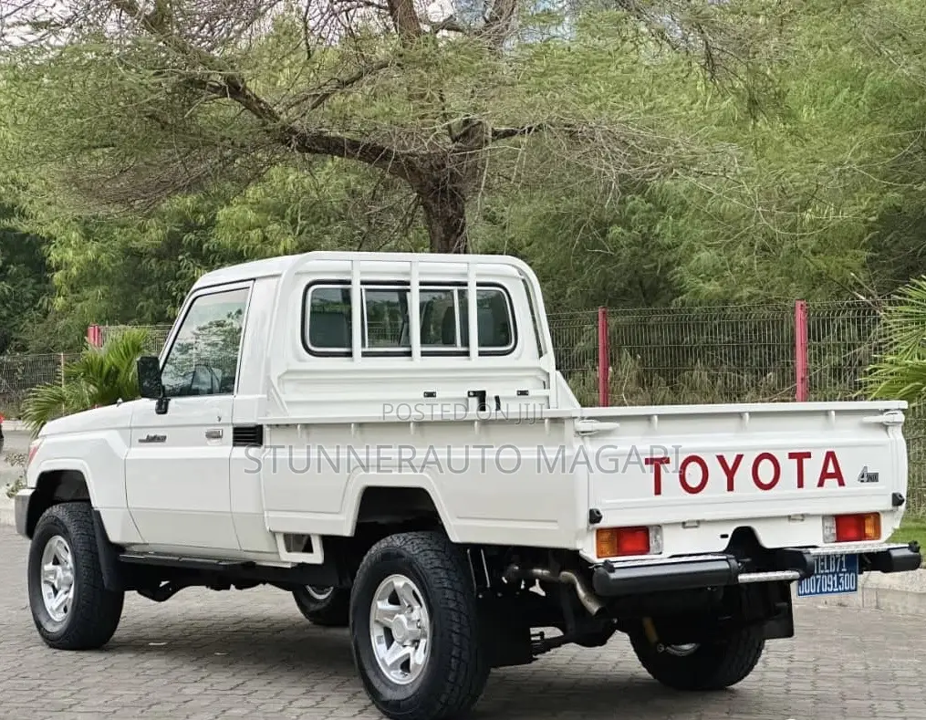 Toyota Land Cruiser 2013 White
