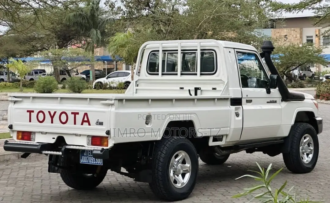Toyota Land Cruiser 2013 White