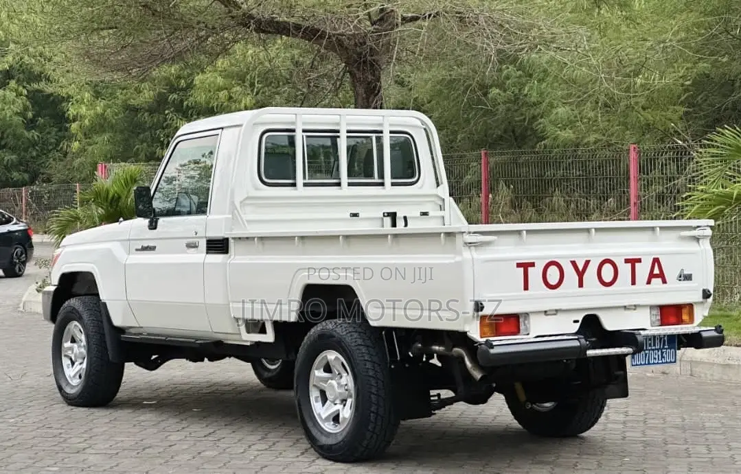 Toyota Land Cruiser 2013 White