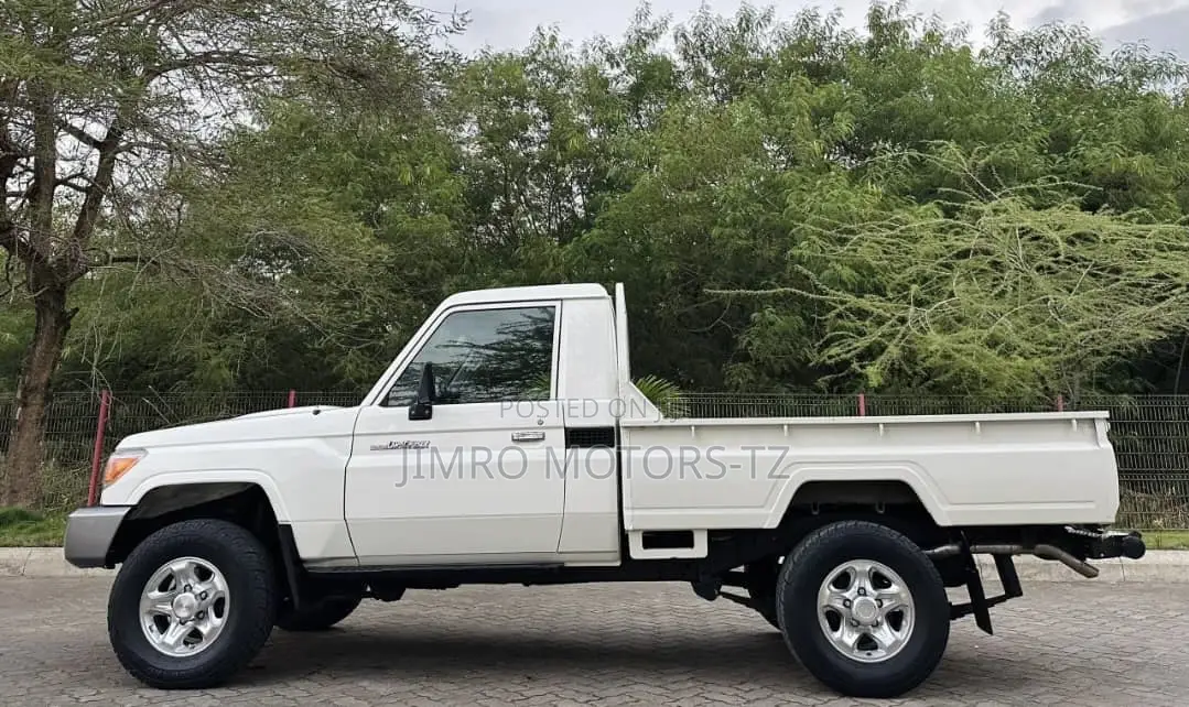 Toyota Land Cruiser 2013 White
