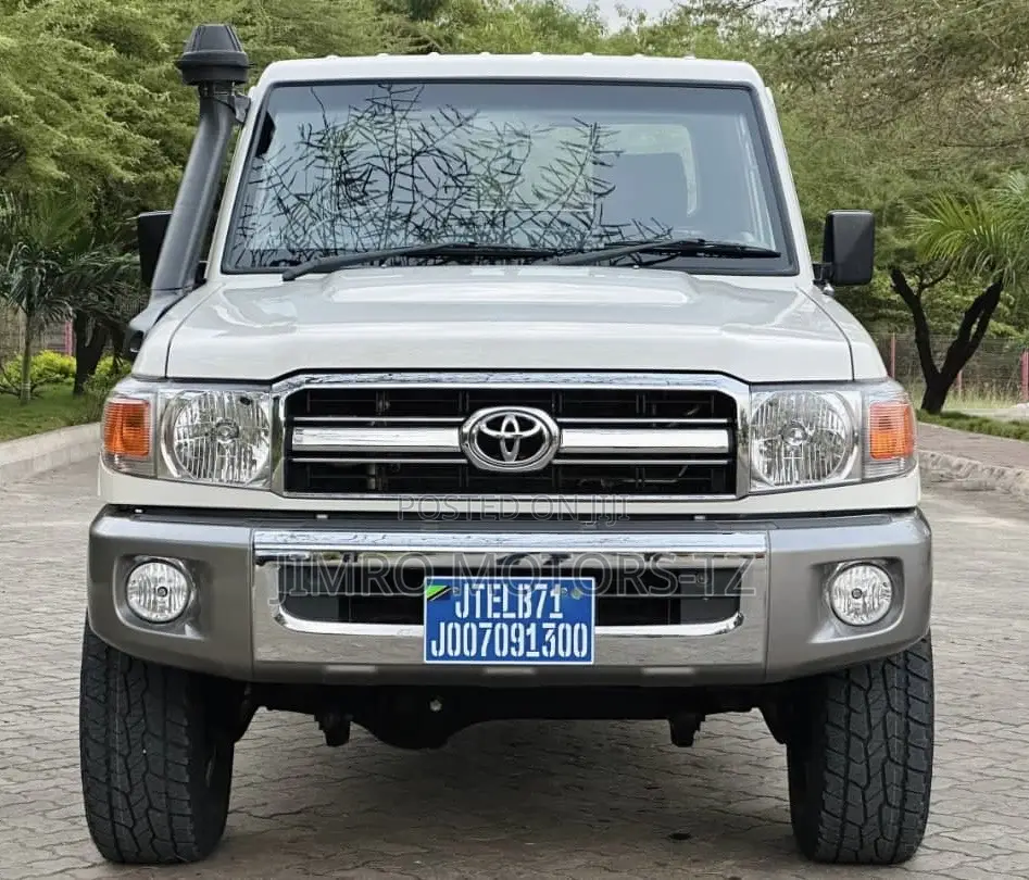 Toyota Land Cruiser 2013 White