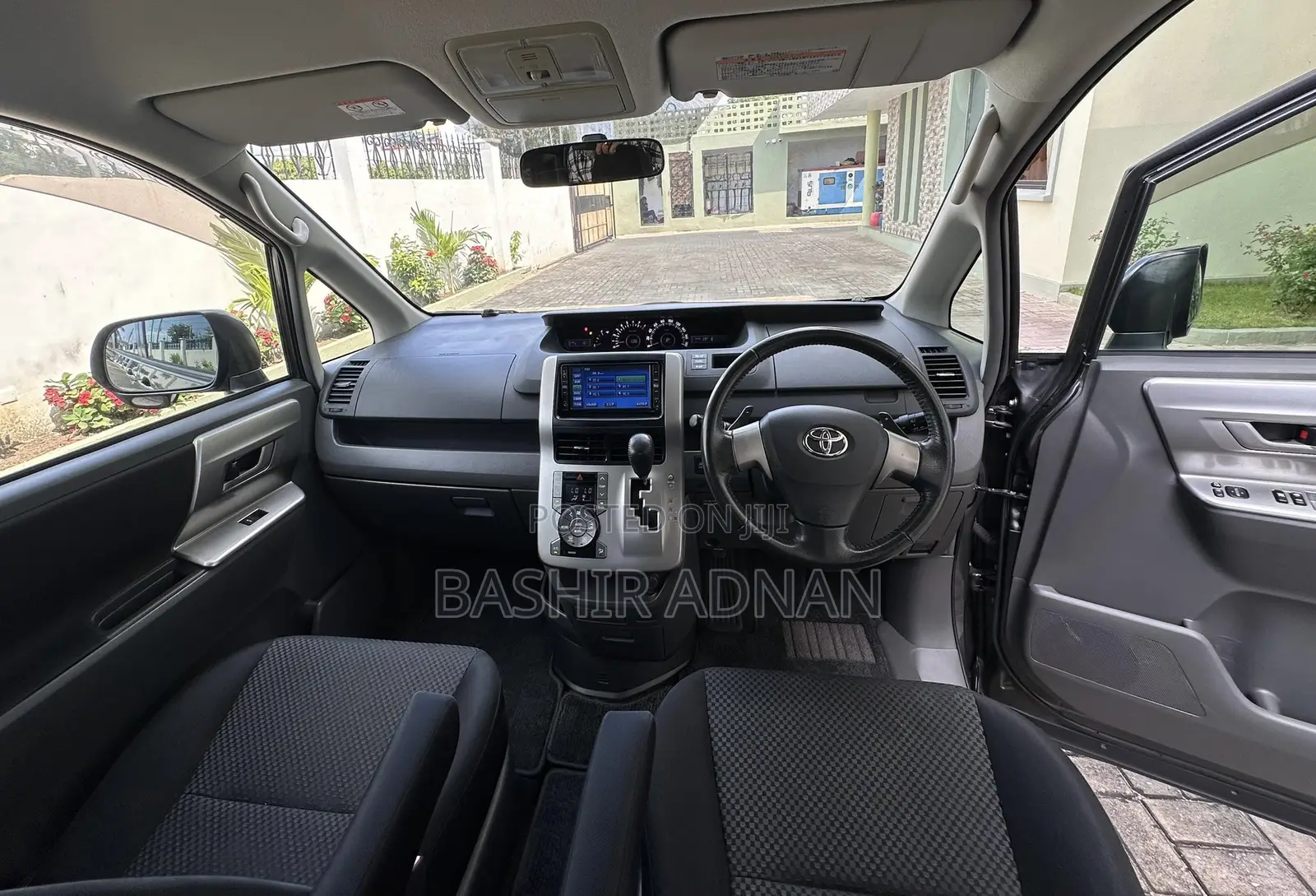 Toyota Noah 2.0 143hp FWD (8 Seater) 2009 Gray