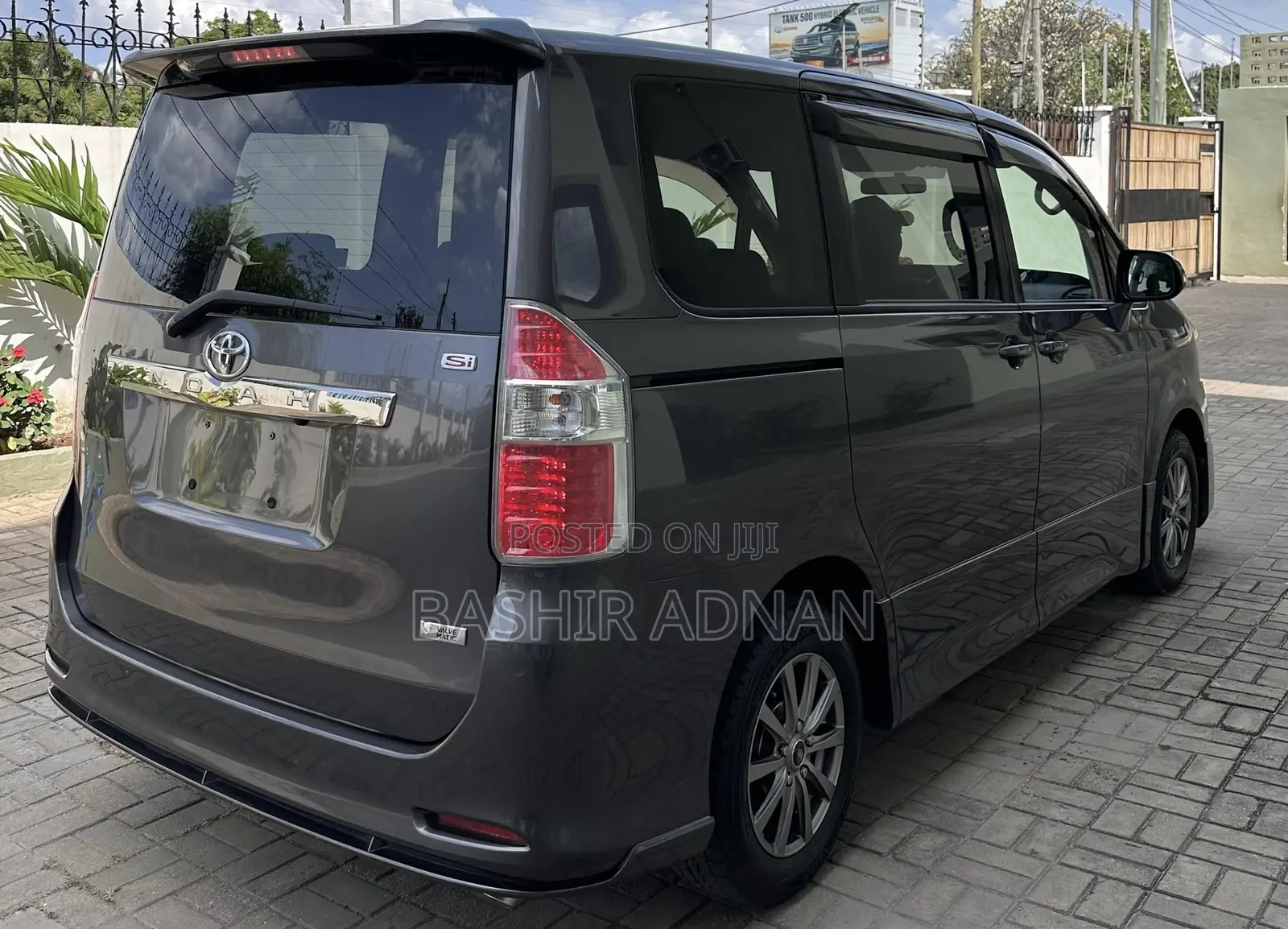 Toyota Noah 2.0 143hp FWD (8 Seater) 2009 Gray