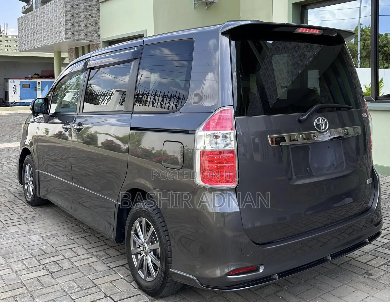 Toyota Noah 2.0 143hp FWD (8 Seater) 2009 Gray