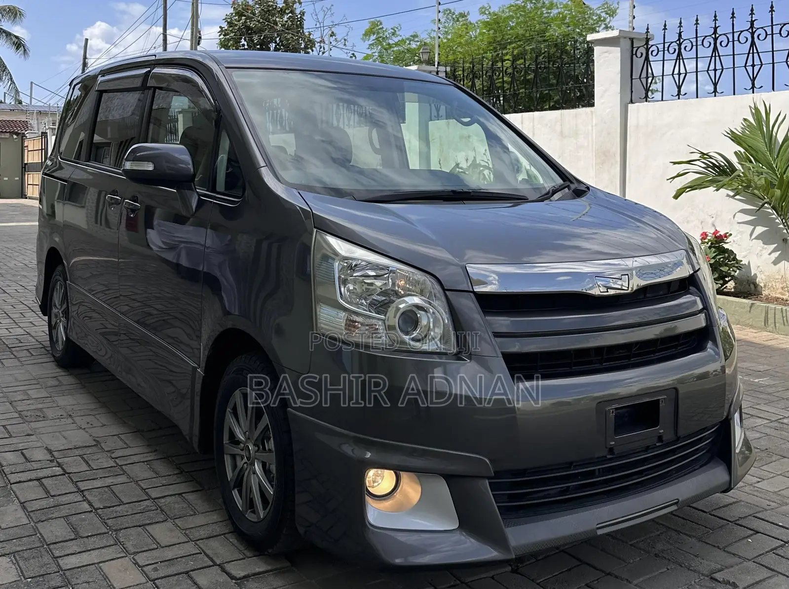 Toyota Noah 2.0 143hp FWD (8 Seater) 2009 Gray