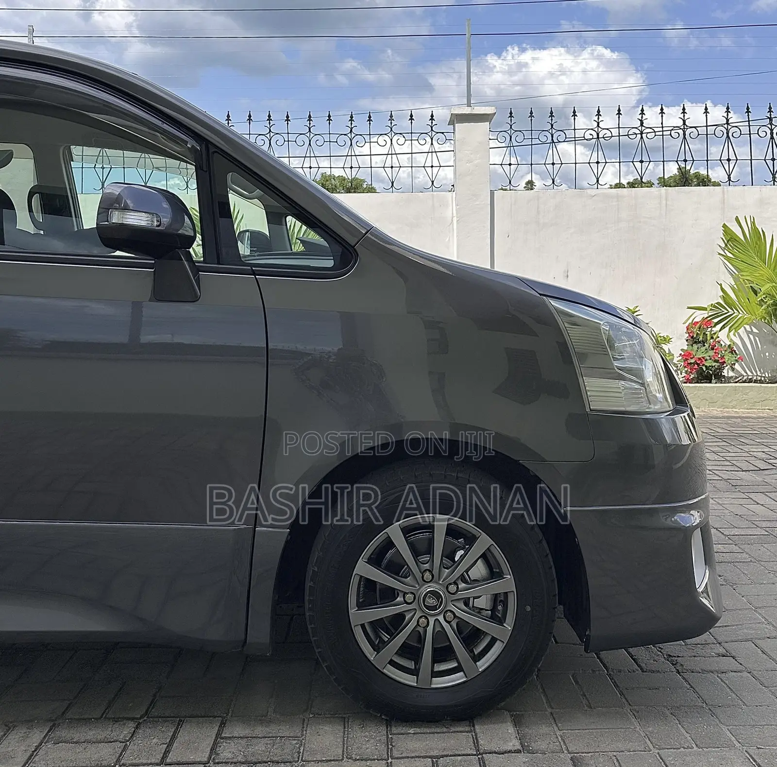 Toyota Noah 2.0 143hp FWD (8 Seater) 2009 Gray