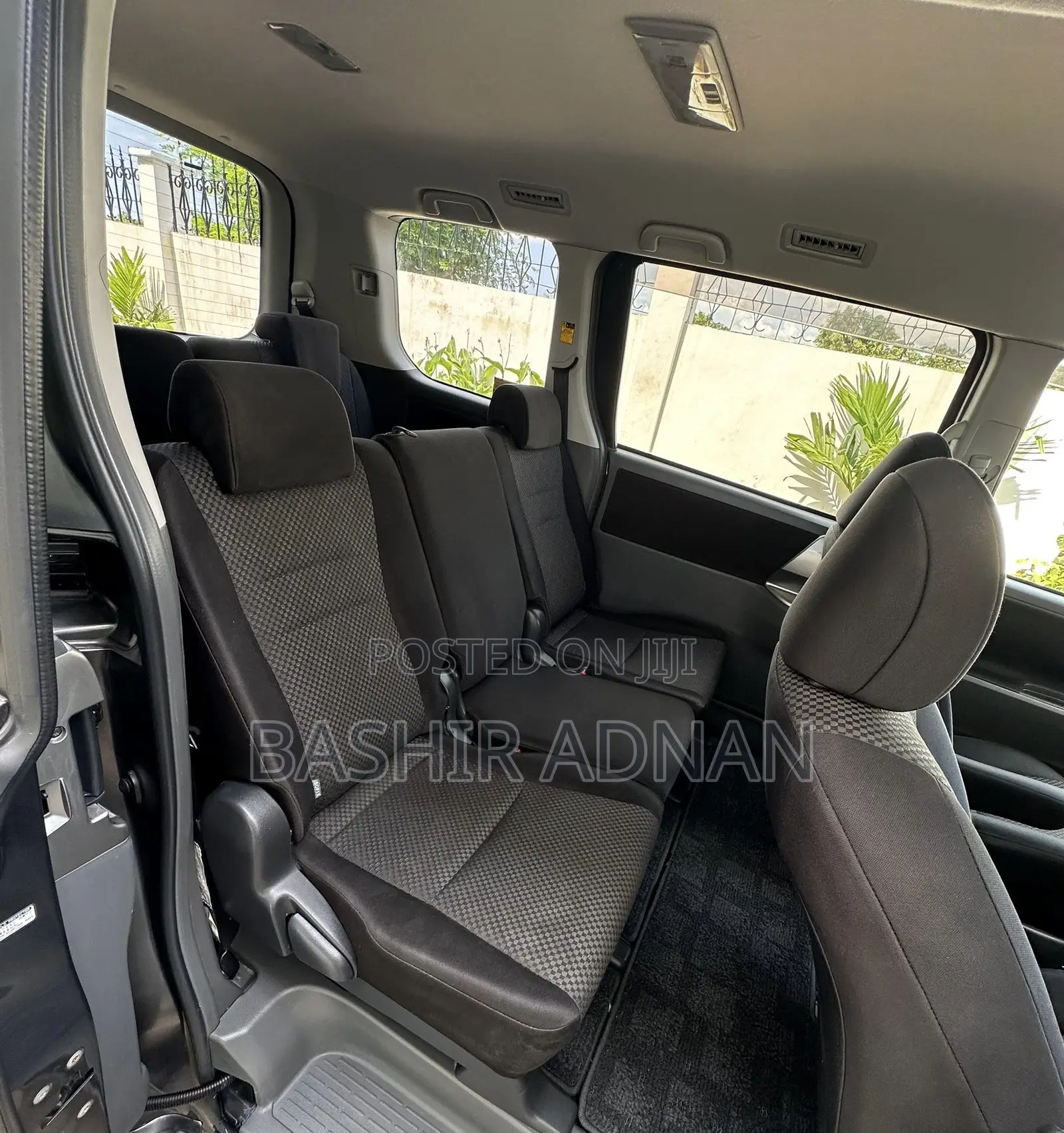 Toyota Noah 2.0 143hp FWD (8 Seater) 2009 Gray