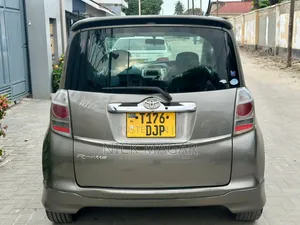 Toyota Ractis 2006 Gray