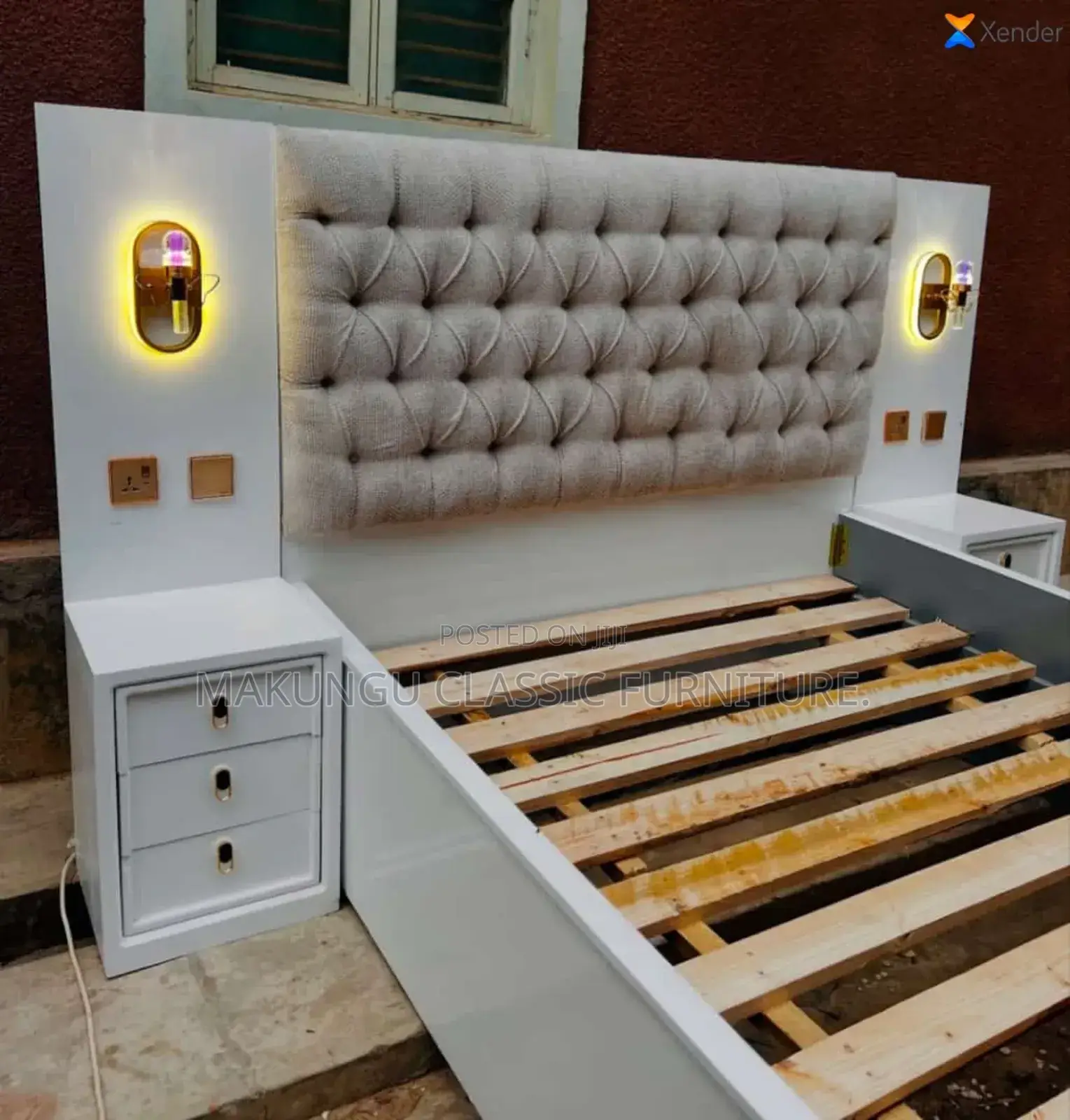 Kitanda Cha 5/6 Ni Mbao Mix Bedsofa Na Sides Zake