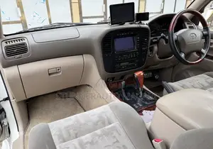Toyota Land Cruiser 2001 White