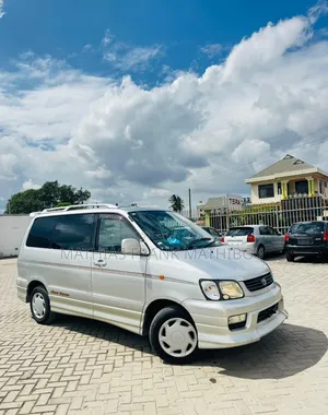 Toyota Noah 2001 Silver