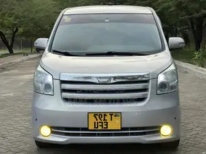 Toyota Noah 2010 Silver