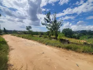 Kiwanja Kinauzwa Madale Kwa Mzungu