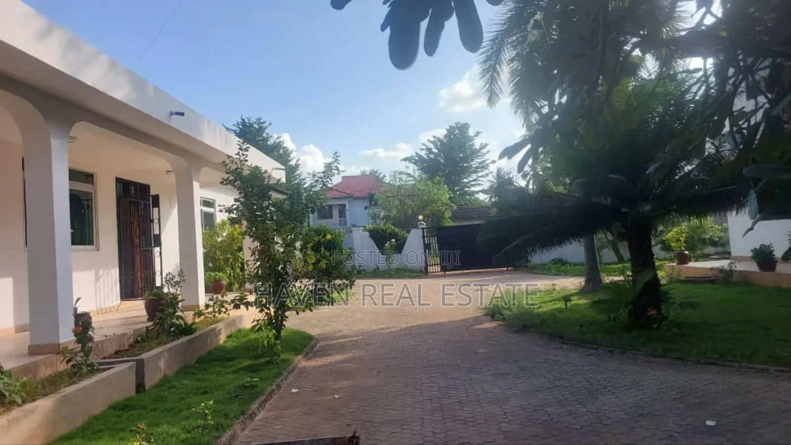 8bdrm House in Mbezi Beach for sale