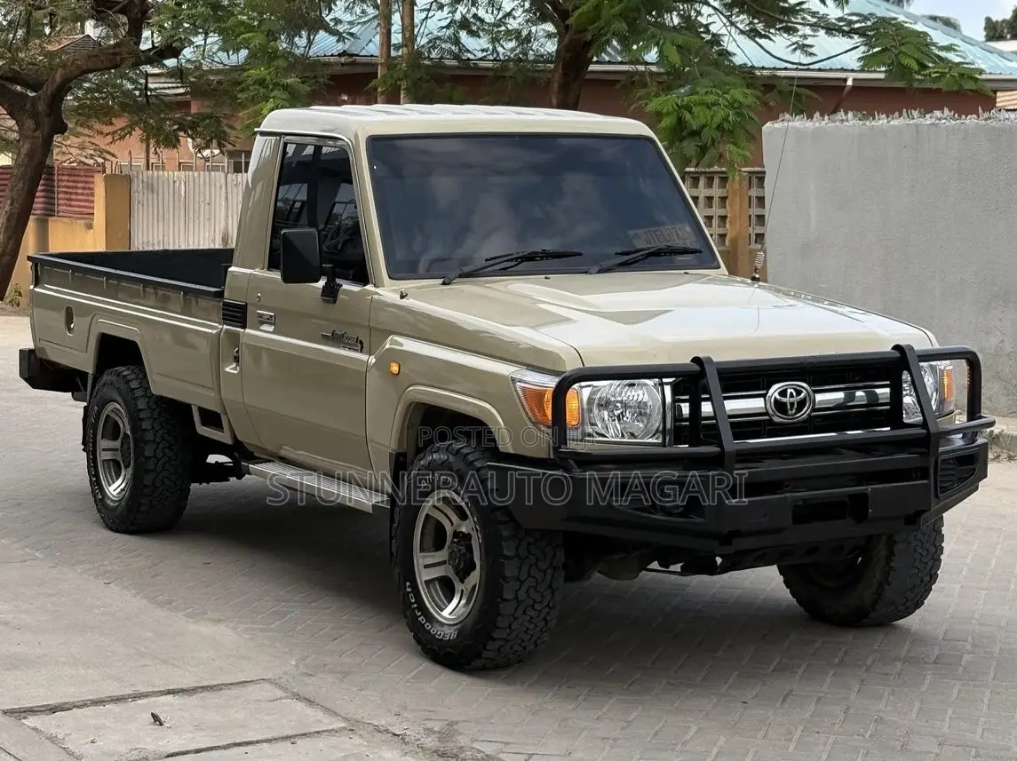 Toyota Land Cruiser 2013 Gold