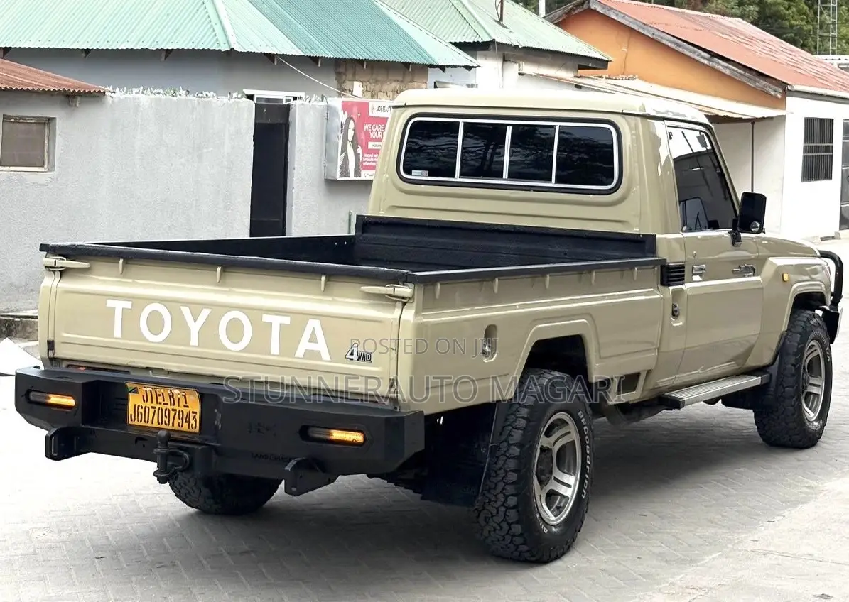 Toyota Land Cruiser 2013 Gold