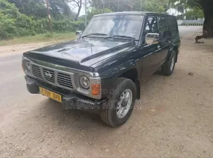 Nissan Patrol 2000 Black