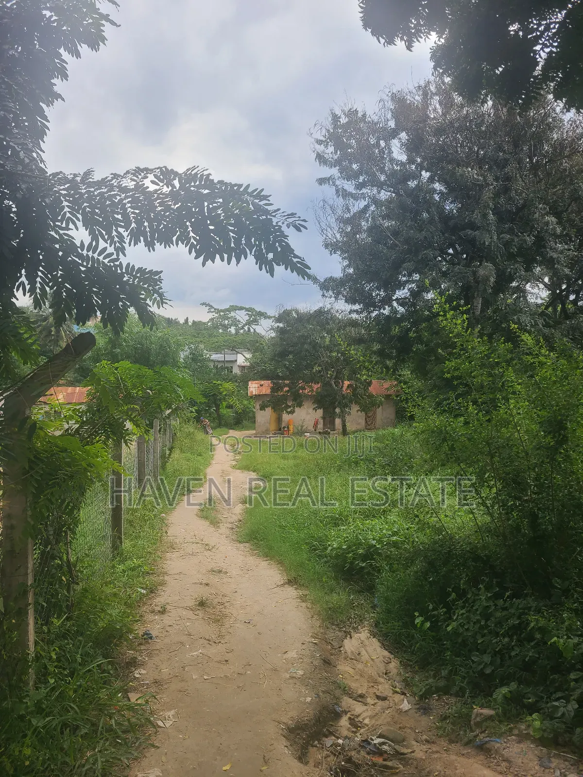 Kiwanja Kinauzwa Makongo Juu