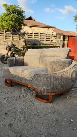 Sofa La 2 Seat Ina Miguu Ya Muninga