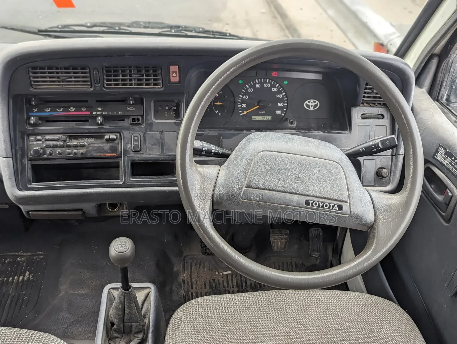 Toyota HiAce 2002 White