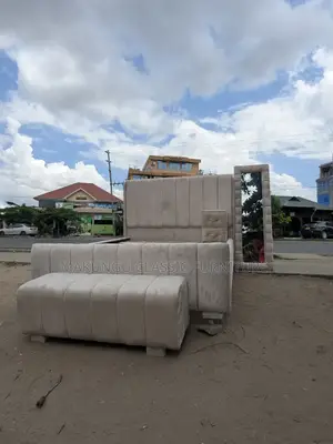 Kitanda ,Bench,Side Table Pamoja Na Frame Ya Kioo