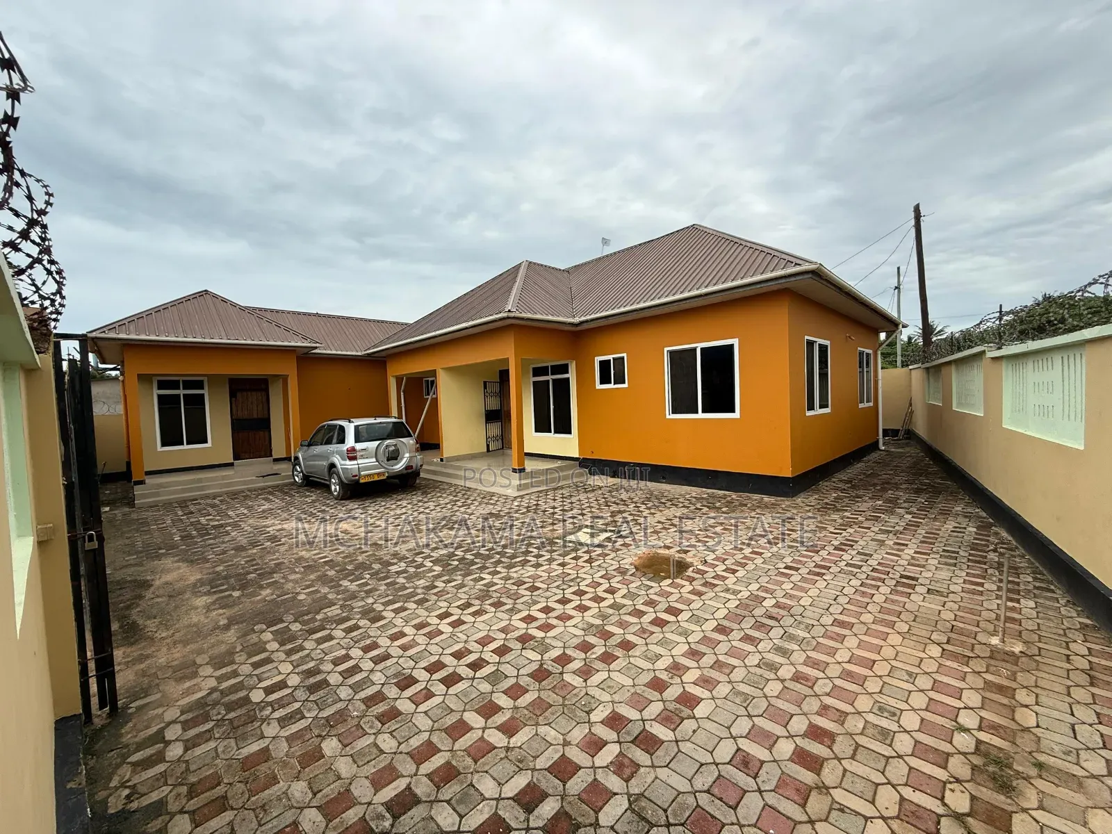 8bdrm House in Yusuph Mchakama, Bunju for sale