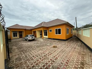 8bdrm House in Yusuph Mchakama, Bunju for sale