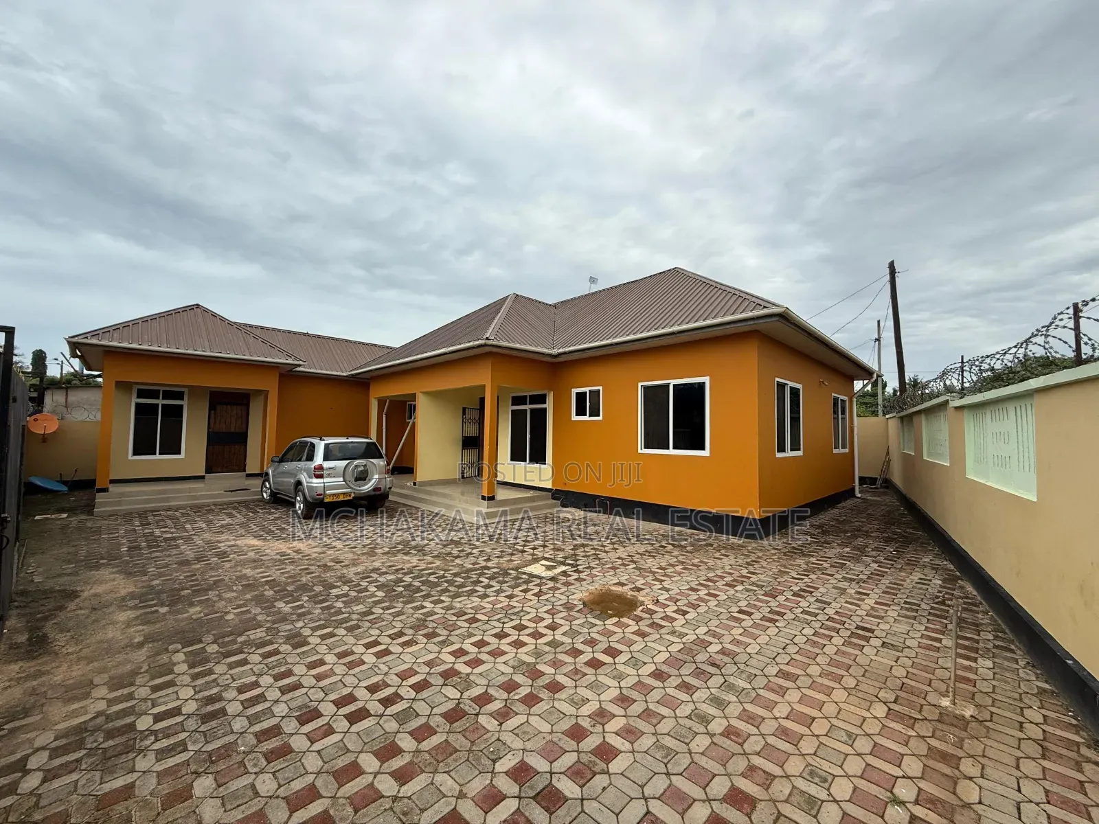 8bdrm House in Yusuph Mchakama, Bunju for sale