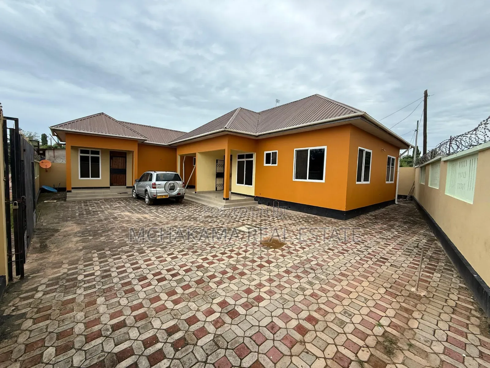 8bdrm House in Yusuph Mchakama, Bunju for sale