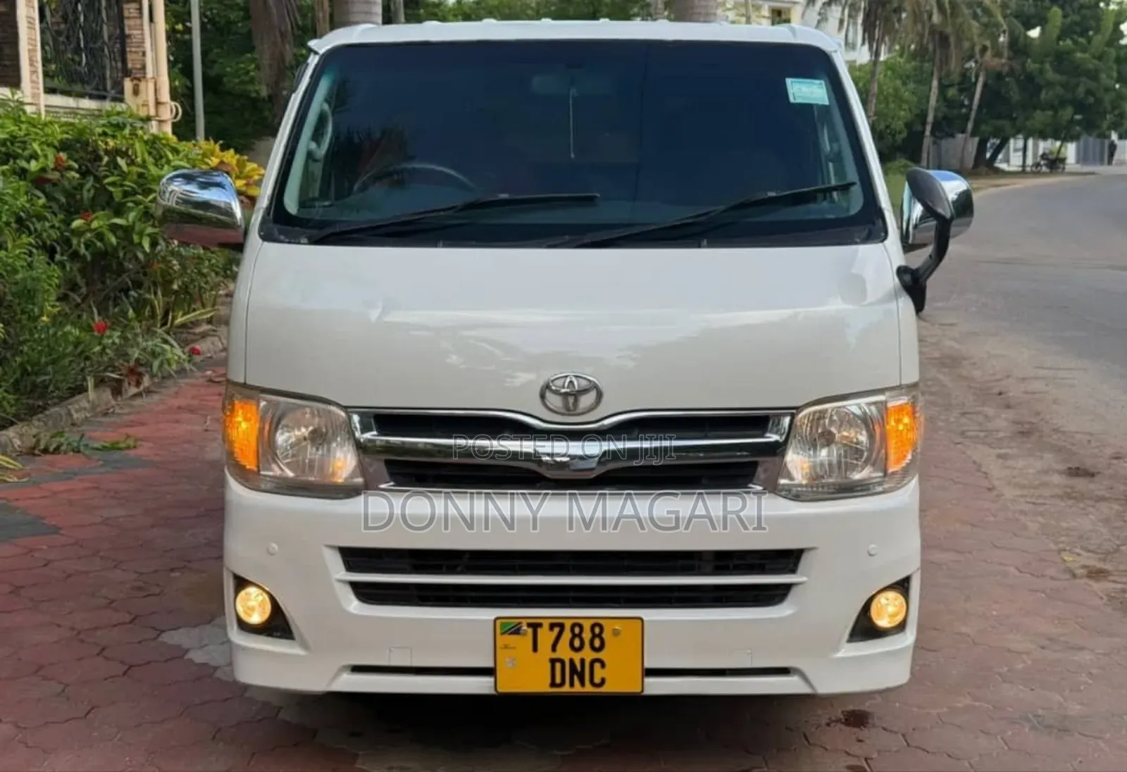 Toyota Quantum 2013 White