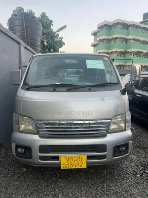Nissan Caravan (Urvan) 2004 Silver