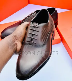 Men's Classic Shoes in Two Dominant Colours