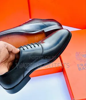 Men's Classic Shoes in Two Dominant Colours