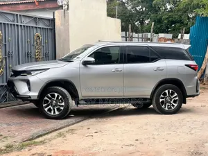 Toyota Fortuner 2023 Silver