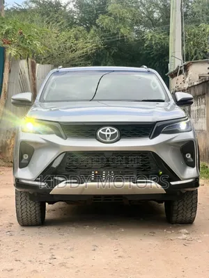 Toyota Fortuner 2023 Silver