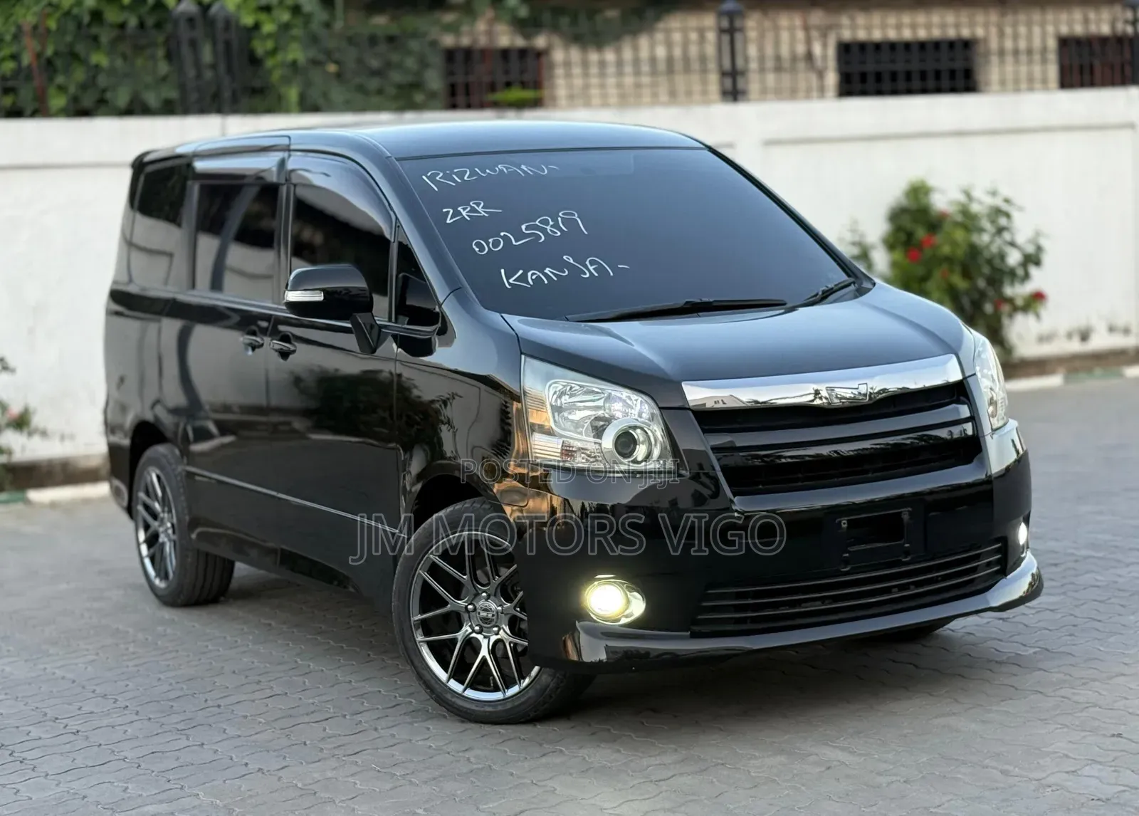 Toyota Noah 2.0 143hp FWD (8 Seater) 2009 Black