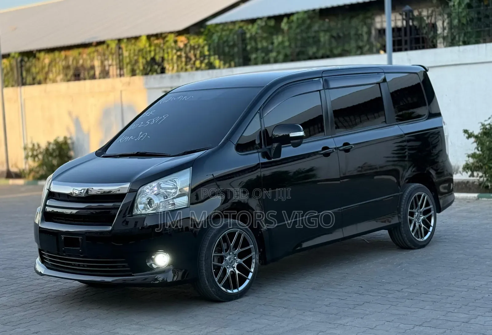 Toyota Noah 2.0 143hp FWD (8 Seater) 2009 Black